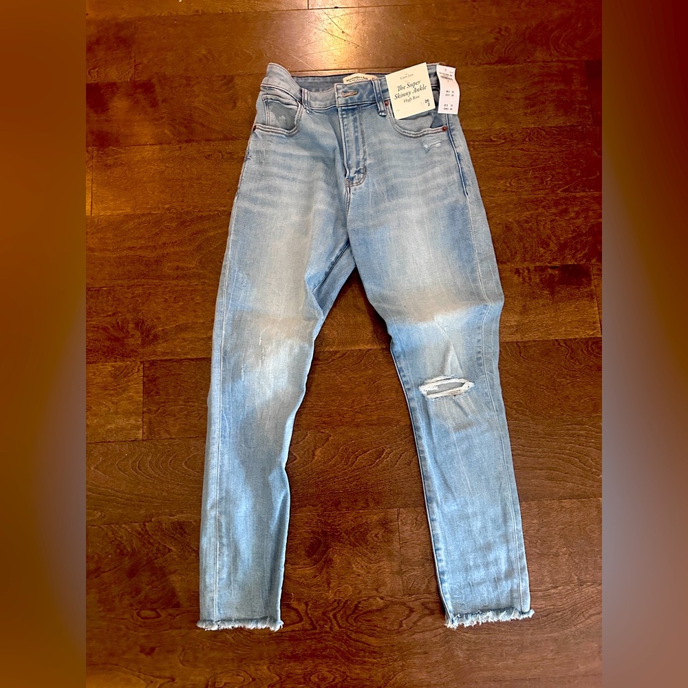 Abercrombie Skinny Ankle Jeans. Distressed. High rise. Size 26/2. NWT.